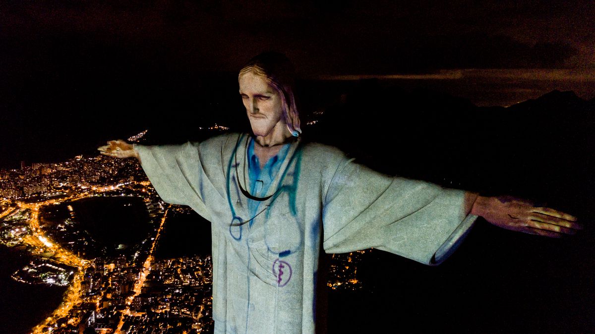 Fotky: Socha Krista Spasitele v Riu si oblékla lékařský plášť